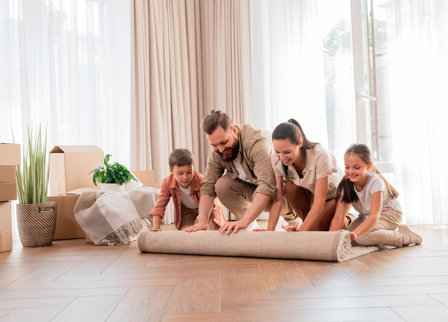 Familia colocando una alfombra