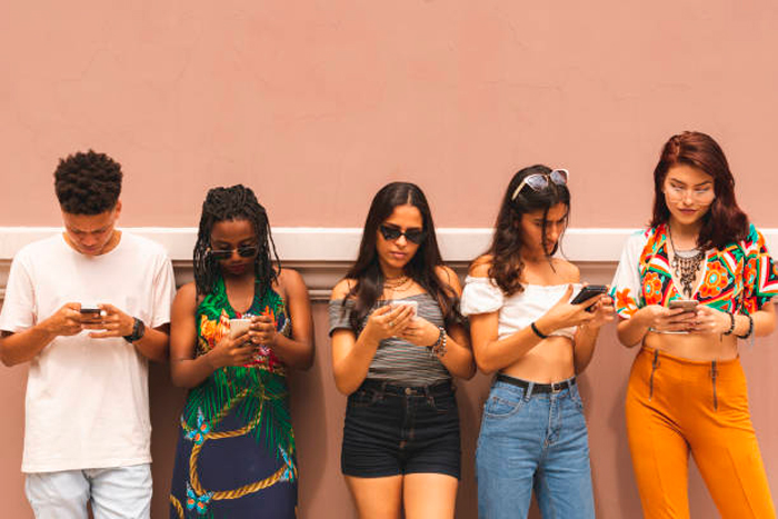 Jovenes viendo su celular