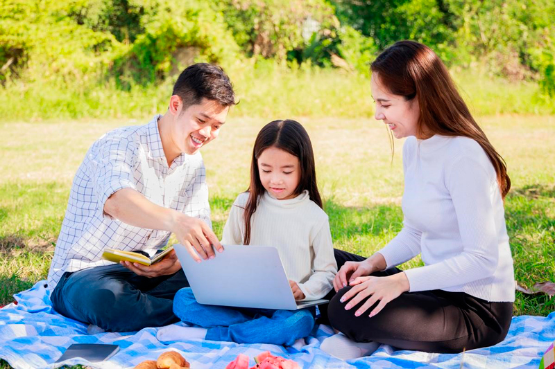 Familia conectada a internet en el patio de su casa