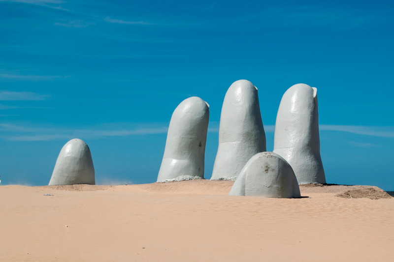 Escultura en una playa de Uruguay
