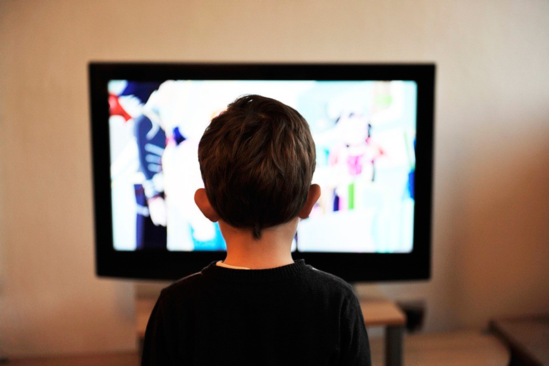 Niño viendo un smart TV