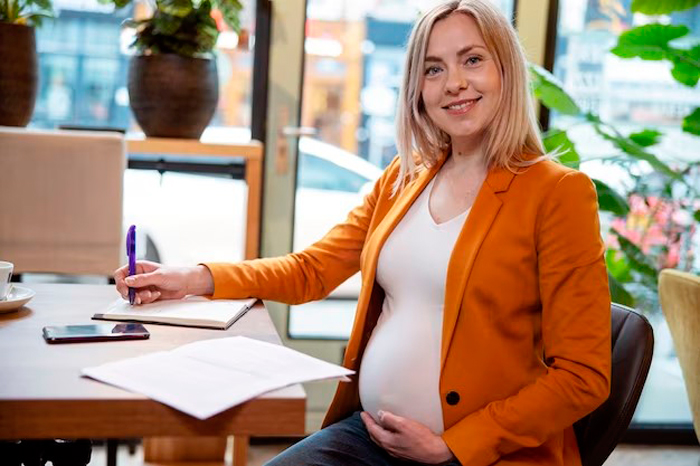 Mujer embarazado en una oficina de su trabajo