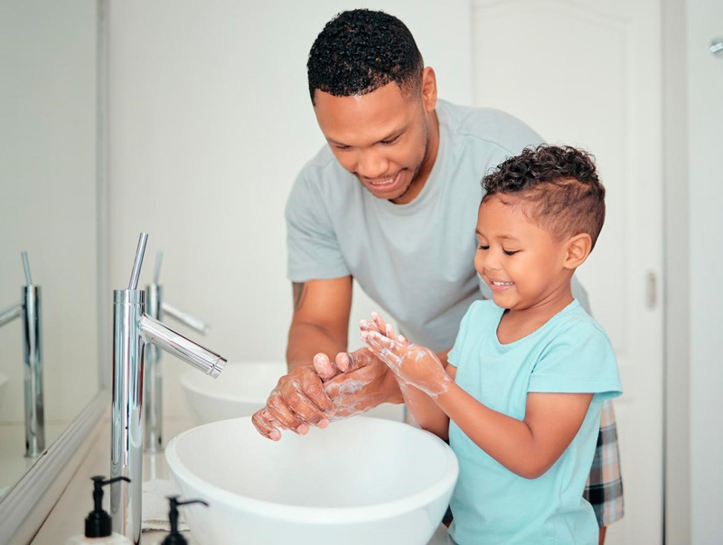Padre e hijo lavandose las manos