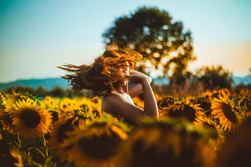 Mujer en un campo de girasoles