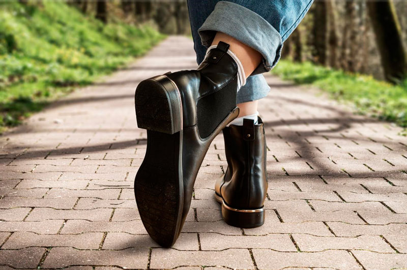 Botines negros en un look informal con jeans