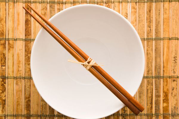 Cómo comer con palitos o palillos Cómo comer con palitos o palillos