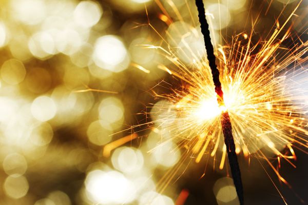 Consejos para evitar accidentes al usar pirotecnia. Cuidado con las quemaduras por el mal uso de la pirotecnia. Cómo prevenir quemaduras en fiestas. Consejos para evitar accidentes al usar pirotecnia. Cuidado con las quemaduras por el mal uso de la pirotecnia. Cómo prevenir quemaduras en fiestas.
