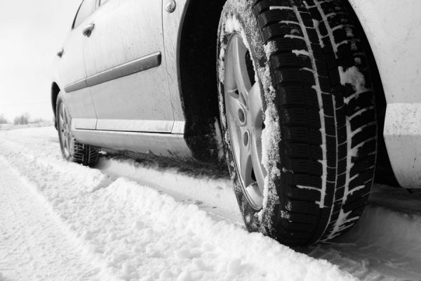 Qué hacer al detener el auto en la nieve Qué hacer al detener el auto en la nieve