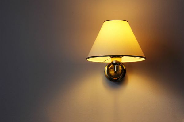 Cómo colocar una lámpara de pared Cómo colocar una lámpara de pared