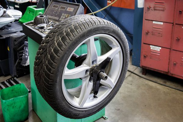 Cómo revisar el desgaste de los neumáticos. Revisar las llantas del vehículos. Tips para hacer una revisión de los neumáticos del coche