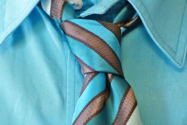 Cómo hacer el nudo de corbata Pratt - Video Cómo hacer el nudo de corbata Pratt - Video