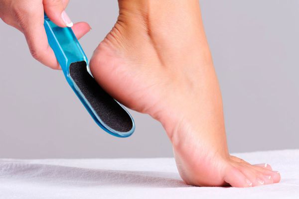 Tratamientos para curar los talones en casa. Remedios para curar los talones secos y agrietados. cómo aliviar los pies secos y con grietas en la piel