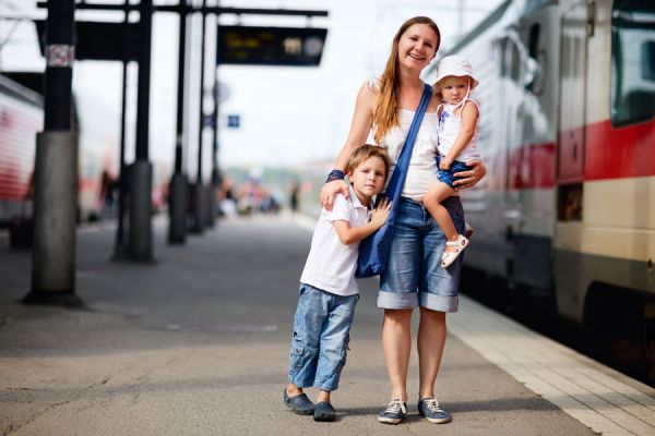 Cómo moverse barato por europa. Guía para trasladarse en europa en tren. Cómo viajar en avión por europa.