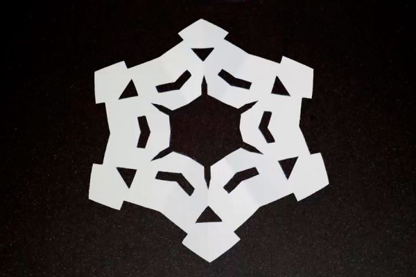 Manualidades para Navidad. Copos de nieve de papel para la decoración navideña. Cómo hacer una decoración navideña con papel Manualidades para Navidad. Copos de nieve de papel para la decoración navideña. Cómo hacer una decoración navideña con papel