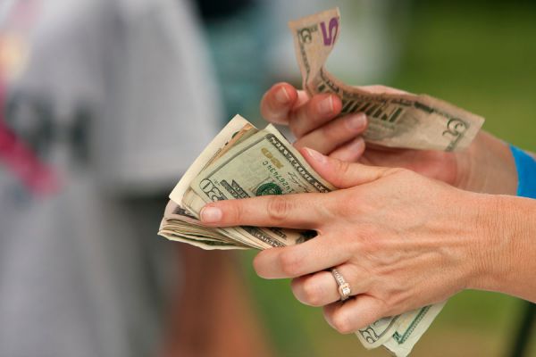 Evita comprar dólares en la calle cuando vayas de viaje
