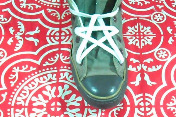 Como atar los cordones con nudo estrella. Formas de atar los cordones del calzado, nudo estrella. Nudo para atar el calzado con forma de estrella Como atar los cordones con nudo estrella. Formas de atar los cordones del calzado, nudo estrella. Nudo para atar el calzado con forma de estrella