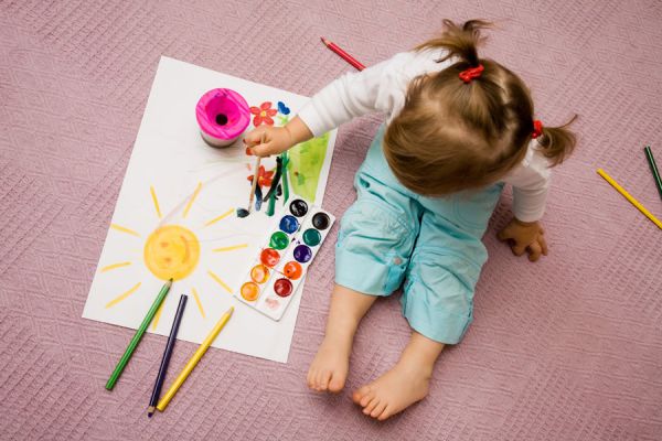 Cómo enseñarle a pintar a los niños. Claves para que los niños aprendan a pintar. Consejos para enseñarle a pintar a los bebés Cómo enseñarle a pintar a los niños. Claves para que los niños aprendan a pintar. Consejos para enseñarle a pintar a los bebés