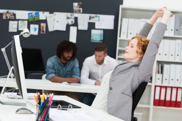 Cómo ejercitarte durante las horas de trabajo. 4 ejercicios simples para practicar en la oficina. Tips para ejercitarse en la oficina