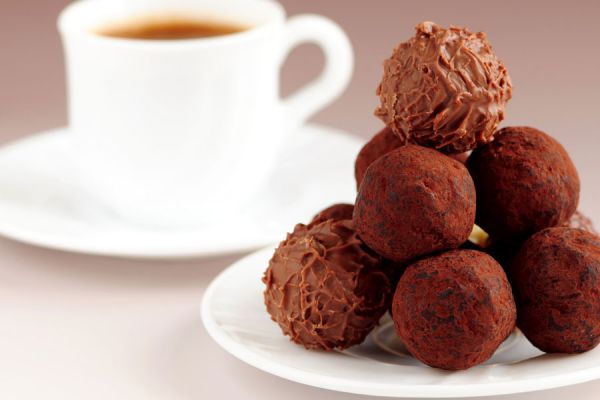 Cómo preparar trufas de chocolate saludables. Receta para hacer trufas de chocolate caseras. Ingredientes y preparación de las trufas de chocolate Cómo preparar trufas de chocolate saludables. Receta para hacer trufas de chocolate caseras. Ingredientes y preparación de las trufas de chocolate
