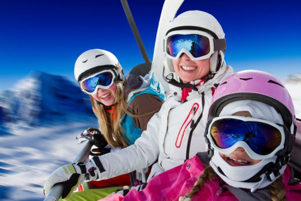 Claves para hacer un viaje de ski. Cómo vacacionar en la nieve y practicar ski. Consejos para ir de vacaciones a un centro de ski