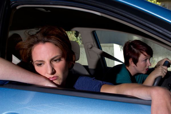 Consejos para evitar nauseas y mareos en el coche. 10 trucos para evitar nauseas al viajar en auto. Métodos para evitar nauseas en el auto