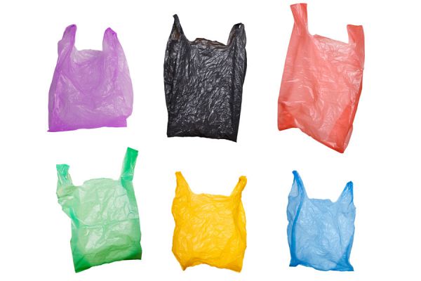 Hilos con bolsas de plástico para hacer moquetas. Cómo reciclar bolsas de plástico y hacer moquetas. Hilados con bolsas plásticas recicladas
