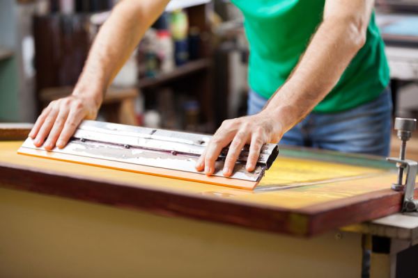 Cómo crear una pantalla para serigrafía. Pasos para fabricar una pantalla para serigrafía. Cómo hacer estampados serigráficos con una pantalla casera Cómo crear una pantalla para serigrafía. Pasos para fabricar una pantalla para serigrafía. Cómo hacer estampados serigráficos con una pantalla casera