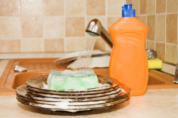 Detergente lavavajillas hecho en casa. Preparar detergente casero para lavar la vajilla. Ingredientes para hacer detergente lavavajillas
