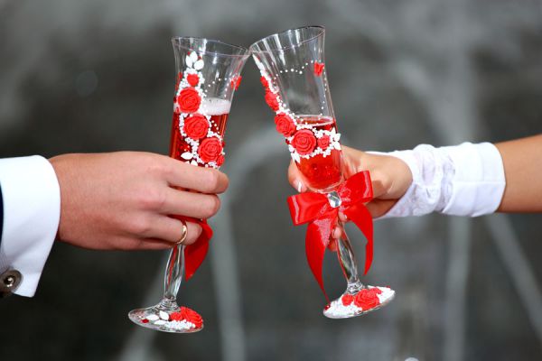 Cómo decorar las copas para el brindis en una boda. Ideas originales para decorar las copas en una boda. Decoración de las copas para el brindis Cómo decorar las copas para el brindis en una boda. Ideas originales para decorar las copas en una boda. Decoración de las copas para el brindis
