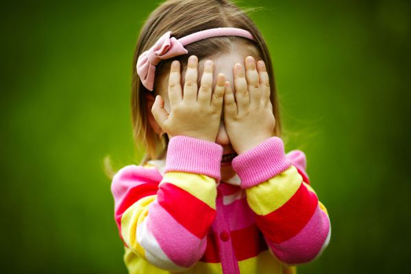 Cómo tratar con niños tímidos. Tips para ayudar a un hijo tímido. Cómo acompañar a un hijo tímido