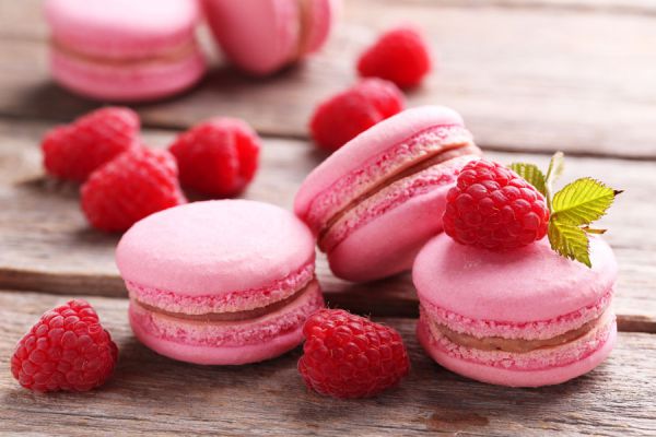 Los macarrones de frutos rojos tienen un color característico que los hace irresistibles. Los macarrones de frutos rojos tienen un color característico que los hace irresistibles.