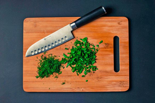Tabla de madera para picar verduras. Tabla de madera para picar verduras.