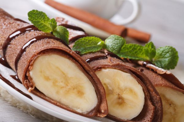 Plátanos envueltos en crepes de chocolate caseros