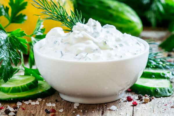 Diferencias entre el yogurt griego y el normal. Cómo preparar yogurt griego casero.