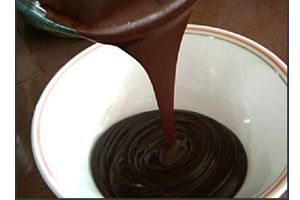 Colocar el baño de chocolate a los conitos de dulce de leche sin que se deformen