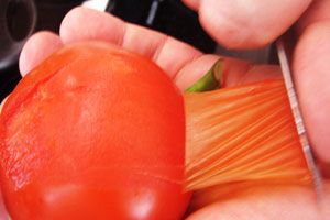 Ilustración de Cómo pelar los tomates sin destrozarlos