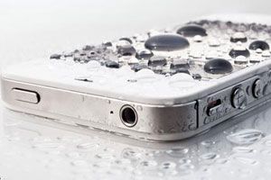 Cómo recuperar un teléfono celular mojado