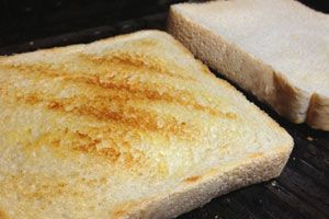Cómo Tostar el Pan para que no se Quiebre al morderlo