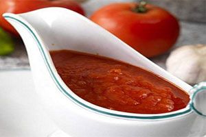 Cómo eliminar la acidez de la salsa de tomate