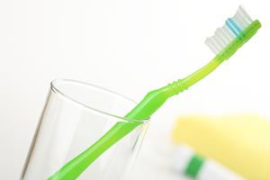 Cómo limpiar el vaso del dentífrico