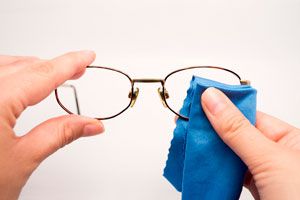 Trucos simples para limpiar los lentes. Cómo quitar el polvo y mancha de los lentes. Métodos caseros para limpiar los lentes