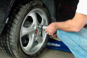 Cómo cambiar el neumático de un coche