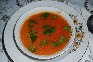 Cómo hacer sopa de arroz y tomate en el microondas