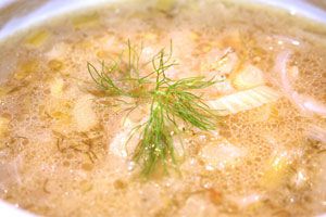 Cómo cocinar una sopa de hinojo y céleri con eneldo