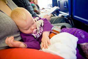 Cómo viajar en avión con niños