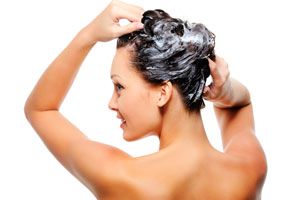Cómo hacer un baño de crema casero y natural para cuidar el cabello