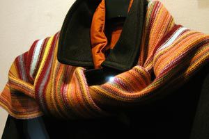 Ilustración de Cómo combinar la bufanda y el pañuelo si eres hombre