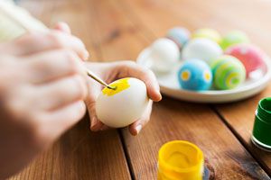 Cómo hacer adornos con huevos vacíos