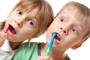 Cómo cepillar los dientes de los niños