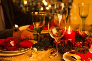 Te damos varias ideas para decorar la mesa de navidad en rojo y dorado. Cómo decorar la mesa de Navidad en color rojo y dorado